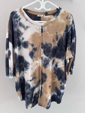 Joelle Collection Women's Tie-Dye Ribbed Top in Navy and Tan